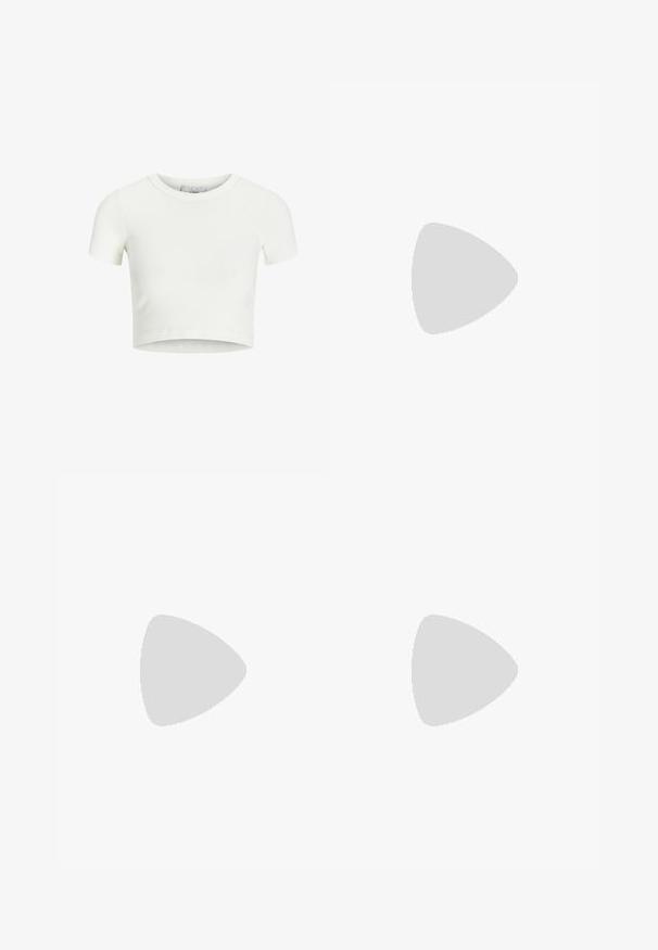 Hvid, cropped t-shirt lavet af ribbet stof. Har en rund halsudskæring og korte ærmer. Glat tekstur med en tætsiddende form.; Lyseblå vidde-jeans med forreste knap og lynlås, bæltestropper og fem-lomme design, lagt fladt på hvid baggrund.; Lys grå atletisk sko med en mesh-overdel, sølv accenter, rund tå og en polstret sål. Har et snørebånd design for en sikker pasform.; Sort læder skuldertaske med spænde på remmen, afrundede kanter og kontrasterende hvide syninger på en ensfarvet baggrund.