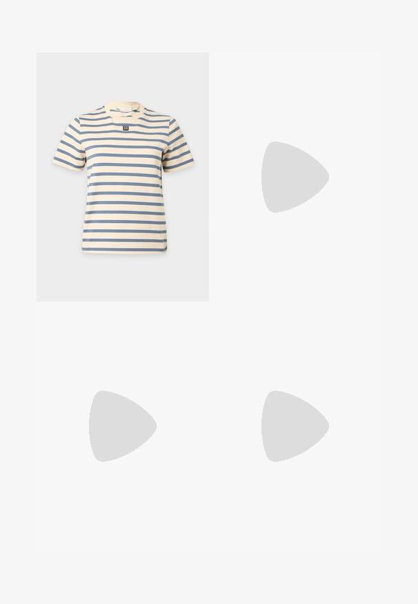 T-shirt crème manches courtes avec des rayures horizontales bleues et un petit logo carré noir et blanc au centre de la poitrine.; Shorts couleur crème en mélange de coton, présentant une fermeture à bouton, des passants de ceinture et des poches latérales ; texture lisse avec un design à coupe droite.; Sandale de pêcheur en cuir noir avec bout ouvert, multiples brides et fermeture à boucle dorée sur une semelle plate, vue de profil.; Sac à main tissé beige Marc Jacobs avec grande poignée et nom de marque embossé, à côté d'une petite pochette en cuir marron avec fermeture éclair.