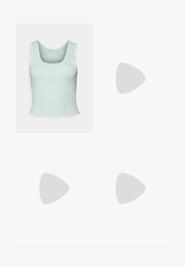 BDG Urban Outfitters SCOOP CONSTITCH VEST - Top - sterling blue; Bootcut blå jeans lavet af denim, med forlommer, synlige syninger og en let flared nederste kant. Ingen slid eller dekorationer.; Hvide chunky sneakers med en glat læderoverdel, rund tå og tyk tekstureret sål med et synligt brandlogo på siden.; Sort læderbælte med en stor, sølvfarvet, tekstureret spænde og matchende sølvfarvet concho-detalje på remmen, rullet sammen og sikret med en løkke.