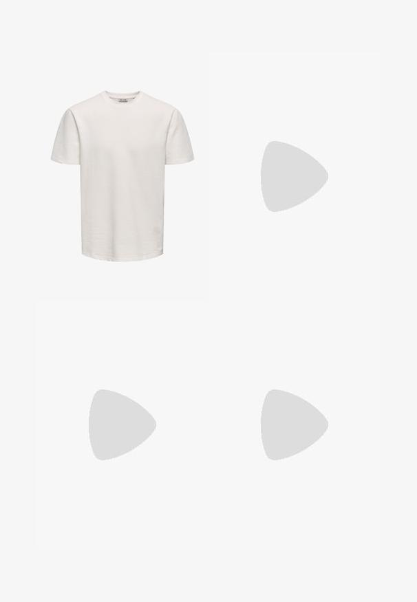 Effen wit, kort mouw, gestructureerd T-shirt met ronde hals, getoond op een egale achtergrond, zonder zichtbare logo's of ontwerpen.; ONLY ONLWAUW MID WAIST - Slim fit jeans - medium blue denim; Witte sneaker met beige accenten, voorzien van een gestructureerde bovenkant, ronde neus en een dikke rubberen zool. Het ontwerp bevat het iconische V-logo en merkbranding.; Crèmekleurige canvas boodschappentas met voorvak, twee handvatten, verstelbare schouderriem en kleine gele "O.N.S" tekst rechtsonder op het vak.