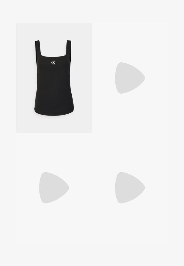Zwarte mouwloze geribbelde tanktop met vierkante halslijn en klein wit CK-logo midden op de borst.; Donkerdenim shorts met een middelhoog taille, rechte snit en contrasterende oranje stiksels. Beschikt over voorzakken en een knoopsluiting.; Zwarte Calvin Klein hoge hak teenslipper die zweeft boven een betegeld buitenterrein met groen en een betonnen muur op de achtergrond.; Zwarte zonnebril met een strak, hoekig ontwerp, donkere lenzen en een contrasterend zilveren logo aan de zijkant. Glad kunststof oppervlak.