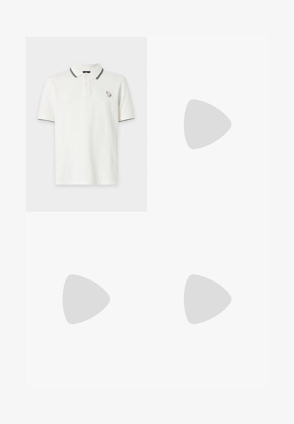 Polo blanco de manga corta con ribete verde en el cuello y las mangas, con un pequeño logo colorido de un perro en el pecho izquierdo.; Pantalones de algodón azul marino con un diseño de pierna recta, que presentan un cierre frontal con botones y lazos para cinturón, textura suave y un ajuste entallado.; Zapatilla de cuero blanca con puntera redondeada, suela de goma plana y costuras en tono. Presenta un cierre con cordones en la parte delantera y una lengüeta en el talón de color negro.; Bolso bandolera de cuero marrón oscuro con textura, correa ajustable y pequeño adorno decorativo azul en el lateral.