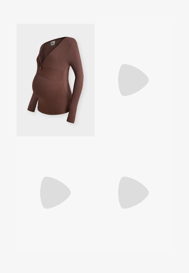Braunes geripptes Langarm-Maternity-Top mit gerafftem V-Ausschnitt und tailliertem Schnitt, entworfen, um eine Baby-Kugel zu berücksichtigen.; Braunen Ripprock mit elastischem Bund, knielang, mit glatter Textur und einheitlichem Muster, seitliche Ansicht vor einem weißen Hintergrund.; Schwarzer Lederstiefel bis zur Mitte der Wade mit niedrigem Absatz und dekorativem Riemen mit Metallschnalle, stehend auf einer grau gepflasterten Oberfläche nahe einer gefliesten Wand.; Schwarze, abgerundete Handtasche mit doppelten Griffen, verstellbarem Schulterriemen, goldenem Reißverschluss und herzförmigem Anhänger mit Schlüsselmotiv auf hellem Hintergrund.