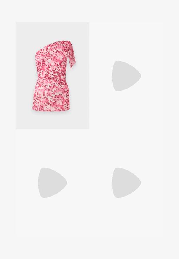 Pink og hvid asymmetrisk top med abstrakt pletmønster og bindebåndsdetalje på højre skulder.; Sorte vide bukser lavet af blød, strækbar stof. Har en glat, elastisk talje og et enkelt, udekoreret design.; Sort spids højhælet sko med tynde ankelremme og sølvspænde på en ensfarvet lys baggrund.; Lille sort blank håndtaske med to lange håndtag og snøre-detaljer i siden på en ensfarvet lys baggrund.
