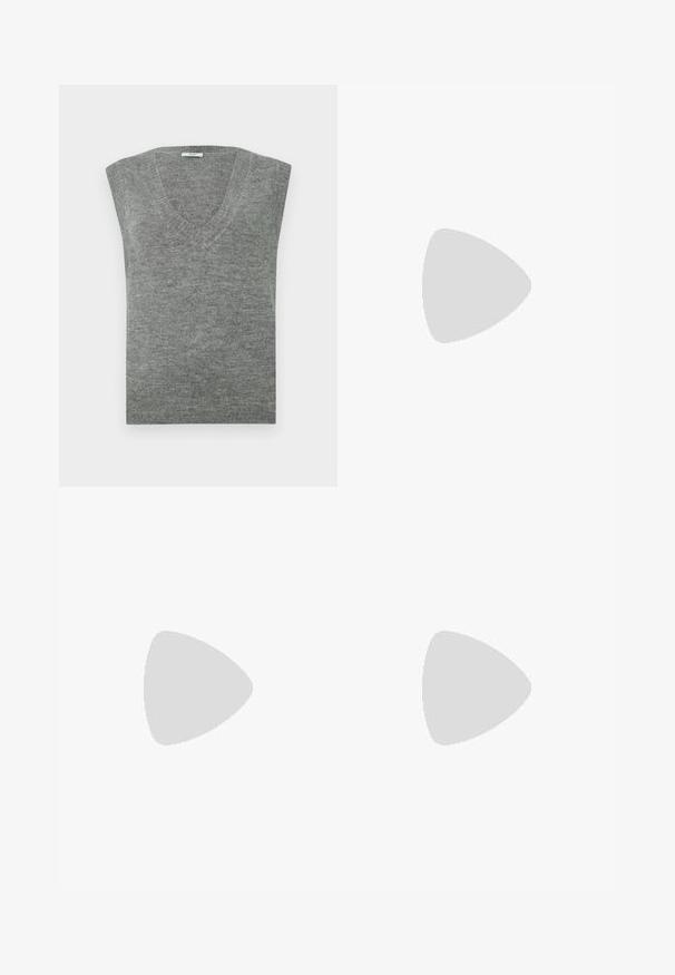 Γκρι αμάνικο πουλόβερ V-neck κατασκευασμένο από μαλακό υλικό με λεία υφή και ribbed λαιμόκοψη. Απλός σχεδιασμός, χωρίς σχέδια ή αξεσουάρ.; Μαύρα τζιν παντελόνια με ίσια γραμμή, μπροστινές και πίσω τσέπες, θηλιές για ζώνη, κούμπωμα με κουμπί και λεπτομέρειες από χαλκό.; Μαύρο παπούτσι slingback από πατενταρισμένο δέρμα με μυτερή μύτη και χαμηλό κεκλιμένο τακούνι τύπου block σε απλό φωτεινό φόντο.; Γυναίκα που φοράει μια μπλούζα με μαύρο-άσπρο μοτίβο κρατάει μια γυαλιστερή κόκκινη τσάντα ώμου σε απλό φόντο.