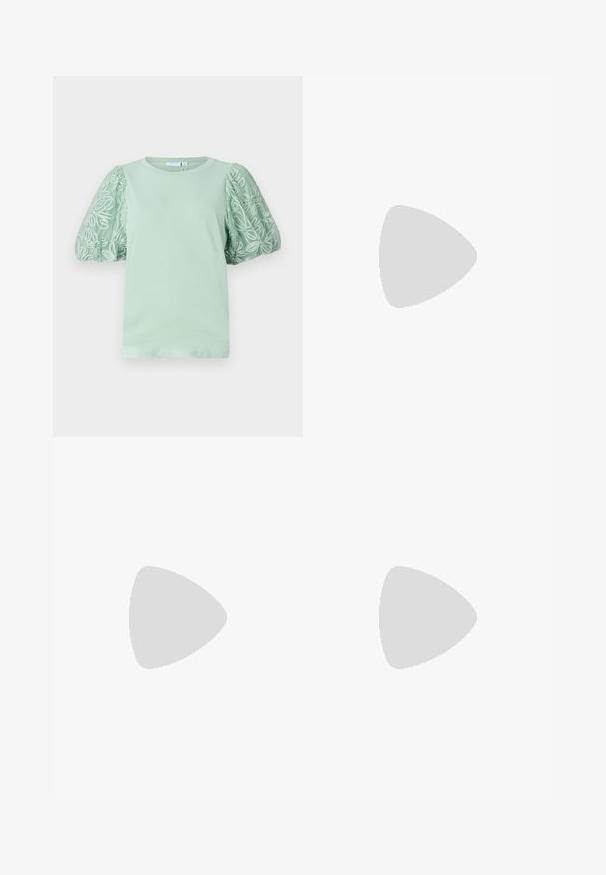 T-shirt vert menthe avec des manches courtes et bouffantes, présentant une broderie blanche complexe. Encolure ronde et texture douce. Design simple et contemporain.; Jean en denim bleu clair à jambe large, avec cinq poches, un zip sur le devant et un léger délavage sur les cuisses. Finitions propres.; Des chaussures slingbacks en cuir verni noir présentent un bout pointu, deux sangles avec des accents de boucle, et une semelle plate.; Pieces PCALUANA SHOULDER BAG - Sac à main - black