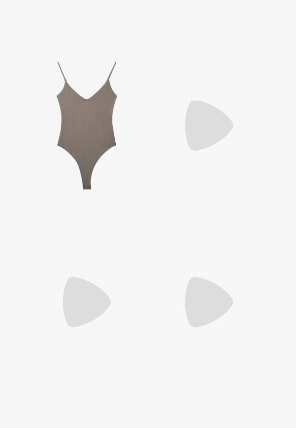 Body sans manches taupe avec fines bretelles spaghetti ajustables, encolure en V et fermetures à pression à l'entrejambe.; Pantalons amples marron foncé avec une taille élastique et un cordon de serrage ajustable. Fabriqués à partir d'un tissu léger et doux.; Sandale plate en cuir marron avec lanière entre les orteils et détail de boucle ovale dorée sur deux brides traversant le pied.; Lunettes de soleil en écaille de tortue avec des verres rectangulaires, monture épaisse et verres teintés foncés. Texture lisse et design minimaliste.