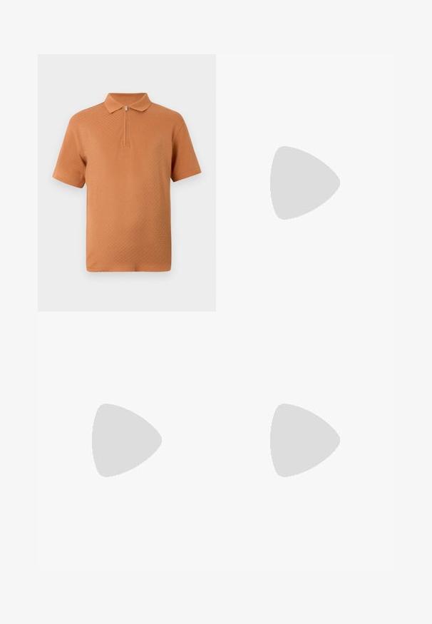 Heren polo shirt met korte mouwen in een gestructureerd oranje met een rits bij de hals en een klassieke kraag op een witte achtergrond.; Slim-fit blauwe jeans met lichte vervaging op de bovenbenen, vijf-pocket ontwerp, knoopsluiting en rechte pijp op een witte achtergrond.; Zwarte leren penny loafer met chunky rubberen zool en moc-toe stiksel, in profiel weergegeven op een witte achtergrond.; Zwarte leren schoudertas met een soepele structuur, een voorklep, zilveren logoaccent en een verstelbare stoffen schouderband.