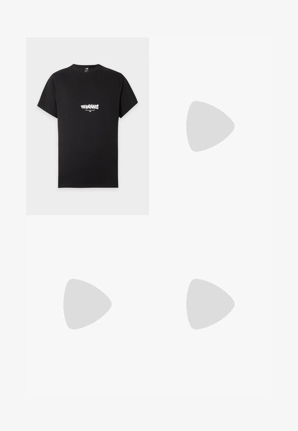 Must lühikeste varrukatega T-särk valge "The North Face" logoga ja "Never Stop Exploring" tekstiga, mis on rindkere keskosas.; Hallid hallid spordipüksid elastse vöökohtaga, sirgete jalgade ja tagasihoidlike külgõmblustega. Valmistatud pehmest ja kergest kangast. Minimalistlik disain.; Isik mustade Nike Shox tossudega ja hallides dressipükstes seisab helesinise vaiba peal.; Mustast nailonist kullerikott reguleeritava rihmaga, lame disain ja külgedel asuv logo sildiga. Sile tekstuur ja minimalistlik stiil.
