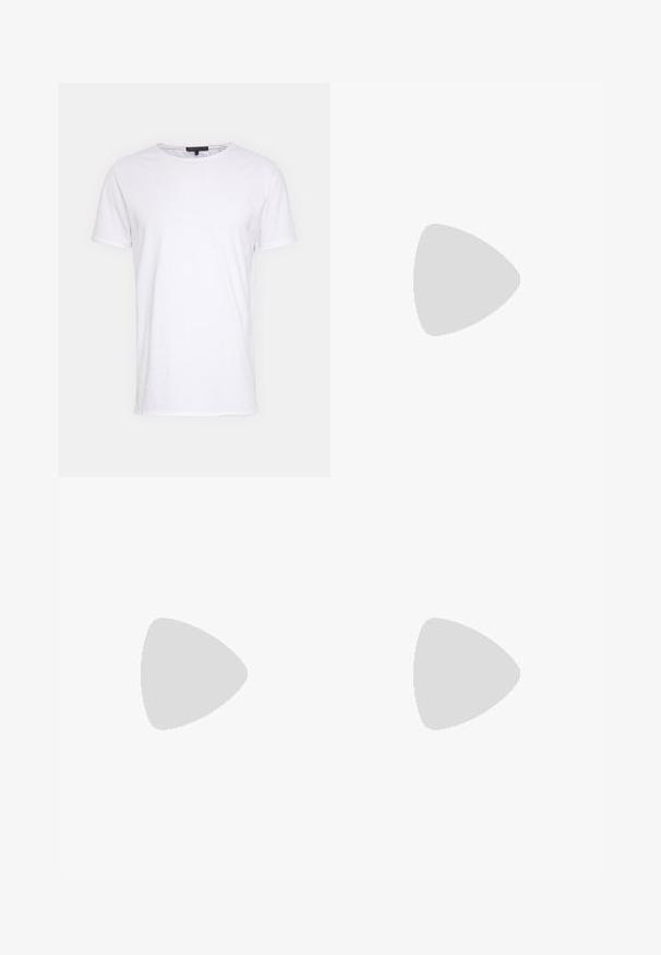 Weißes Baumwoll-T-Shirt mit Rundhalsausschnitt, kurzen Ärmeln und geradem Schnitt. Verfügt über eine einfache, glatte Textur und keine zusätzlichen Muster.; Navy Jogginghose aus weichem Stoff, mit braunen und cremefarbenen Seitenpaneelen, elastischem Bund und kleinem Logo auf der Vorderseite.; Weiße Sneaker aus Leder und Wildleder, mit einem Schnürdesign, einer hellbraunen Gummisohle und einem kleinen Logo an der Seite.; Tote-Bag aus weißem Canvas mit marineblauen Akzenten. Verfügt über zwei robuste Griffe und ein Logo-Patch auf der Vorderseite. Rechteckige Form.