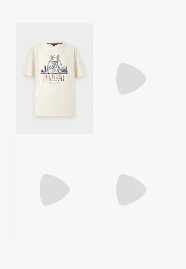 Crèmekleurig T-shirt met korte mouwen, leeuwenkroon, stadssilhouet en rode tekst "Hilfiger Club Sports" aan de voorkant.; Donkerblauwe spijkerbroek van denim met een losse pasvorm, rechte pijpen, vijf steekzakken en subtiele vervaging op de dijen. Zilveren knoop en klinknagels.; Zwarte leren instapper met moccasin-stiksel, rubberen zool en een gestructureerde afwerking. Bevat subtiele branding aan de zijkant.; Zwarte nylon schoudertas met een rechthoekige vorm, verstelbare trekkoordsluiting, logo aan de voorkant en een gestructureerde stof.