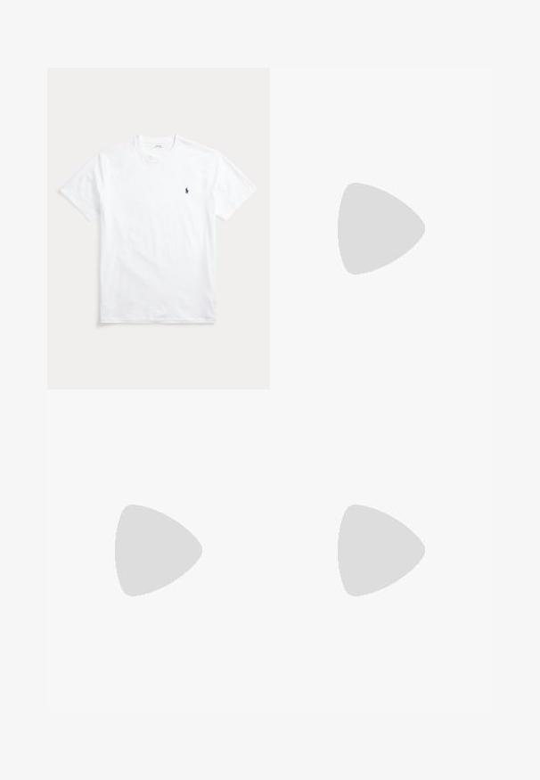 Άσπρο κοντομάνικο T-shirt με στρογγυλή λαιμόκοψη και μικρό κέντημα με λογότυπο παίκτη πόλο σε ναυτικό μπλε χρώμα στο αριστερό στήθος.; Σκούρο μπλε τζιν με ίσια γραμμή, διακριτική ξεθώριαση κοντά στα γόνατα και πορτοκαλί ραφές στα τσέπες και τις ραφές.; Λευκά δερμάτινα αθλητικά παπούτσια με ομαλή επιφάνεια, με τρυπητό κάλυμμα στη μύτη, κλείσιμο με σπάγκο και κεντητό λογότυπο στο πλάι. Λευκή καουτσούκ σόλα.; Μαύρα ορθογώνια γυαλιά ηλίου με σκούρους φακούς και ματ φινίρισμα. Διαθέτουν ανάγλυφο λογότυπο "POLO" στα μπράτσα και ανθεκτικό σχεδιασμό σκελετού.