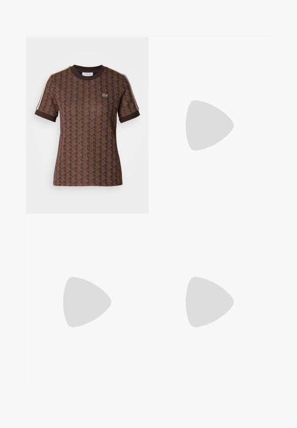 Bruine T-shirt met korte mouwen, voorzien van een geometrisch patroon in een donkerdere bruintint, een geribbelde ronde hals en contrasterende schouderstrepen. Lacoste-logo aanwezig.; Grijze wijde cargobroek van stevig materiaal, met vier grote zakken, een sluiting met knoop aan de voorkant en een relaxte pasvorm.; Beige suède sneaker met witte accenten en rubberen zool. Beschikt over een verhoogd logo aan de zijkant en contrasterende beige veters. Klassiek ontwerp.; Paar goudkleurige creolen met kleine zilverkleurige lusdetail op elk, weergegeven tegen een lichtgrijze achtergrond.