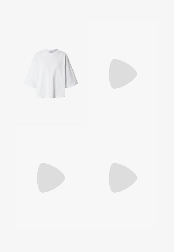 Witte oversized T-shirt met korte mouwen, ronde hals en losse pasvorm, weergegeven op een eenvoudige achtergrond.; Zwarte wijd-uitlopende broek gemaakt van een soepele, rekbare stof. Heeft een comfortabele elastische tailleband en een minimalistisch ontwerp zonder zakken.; Witte canvas sneakers met een gladde textuur, ronde neus en vijf paar eyelets voor veters. Minimalistisch ontwerp, lichte zool.; Zwarte leren crossbodytas met twee ritssluitingen, een slank ontwerp en een schouderriem met kwastaccenten. Merkenlogo zichtbaar.