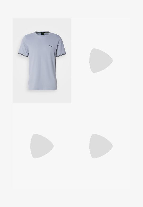 Camiseta de algodón azul claro con cuello redondo, mangas cortas y detalles a rayas en blanco y negro en los puños, que presenta un pequeño logo bordado.; Chinos negros con una textura suave, cierre de botón y diseño ajustado. Ideales para un look casual o semi-formal.; Zapatilla blanca con un acabado de cuero liso, punta redonda, cuatro ojales, perforaciones sutiles y un detalle de logo rojo en el lateral.; Bolsa de viaje rectangular negra con asas dobles, correa de hombro ajustable, bolsillo delantero con cremallera y pequeño logo "BOSS" en la parte frontal.