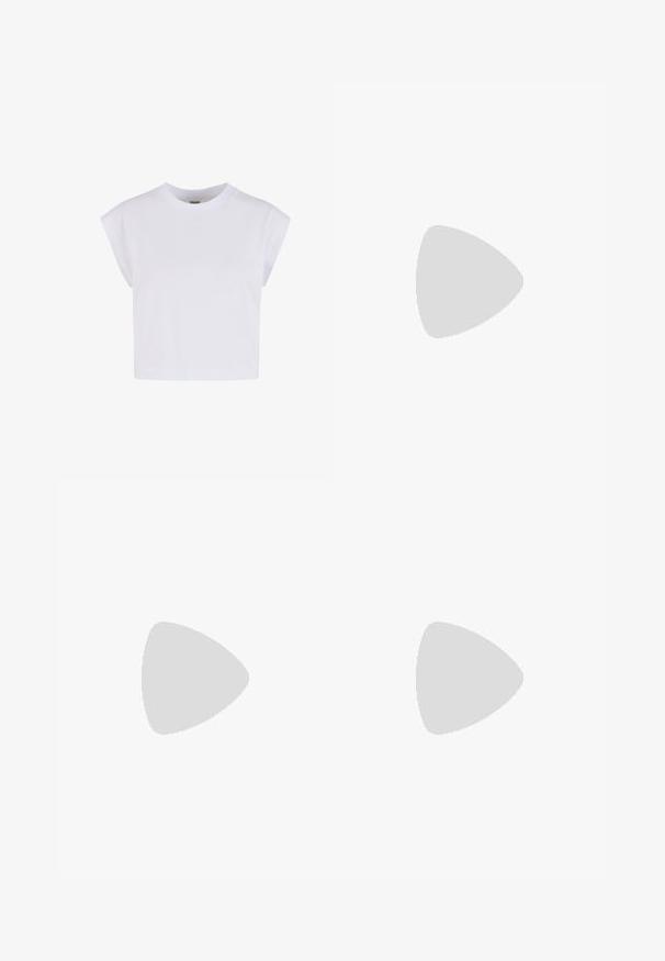 Urban Classics T-shirt basic - white; Lichte blauwe denim cargo broeken. Kenmerken zijn wijde pijpen, meerdere zijzakken en contrasterende donkere denim accenten. Gestructureerd met zichtbare naden.; Rode suède sneakers met drie witte strepen, ronde neus en gestructureerde zool, gecombineerd met lichtblauwe spijkerbroek op een groene achtergrond.; Roze, gevoerde handtas met een afgeronde vorm, gemaakt van glanzend materiaal. Beschikt over een geplooide handgreep en een ritssluiting voor veilige toegang.
