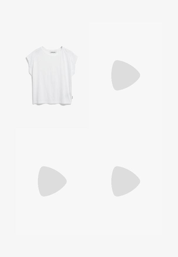 Weißes T-Shirt mit kurzen Ärmeln und rundem Halsausschnitt, gefertigt aus weichem Stoff. Verfügt über eine lockere Passform und offene Kanten an Ärmeln und Saum.; Schwarze, weit geschnittene Hose aus weichem, dehnbarem Stoff. Elastischer Bund mit Taschen an den Seiten. Klare Linien und glatte Oberfläche.; Schwarzer Adidas-Sneaker mit weißen Streifen und Gummisohle schwebt über grauen Betonstufen im natürlichen Licht.; Schwarze Leder-Tote mit glatter Textur, weichem, abgerundetem Oberteil und breiten Tragegriffen. Merkmale minimale Nähte und eine lässige Silhouette.