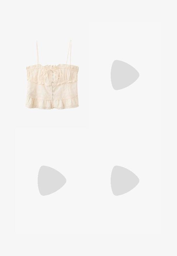 Crop top sans manches couleur crème avec bords froncés, fines bretelles, boutons sur le devant, nœud papillon au niveau de la poitrine et détails en dentelle.; Shorts en denim bleu foncé avec fermeture par bouton et zip, deux poches avant, et bords d'ourlet bruts.; Sandale mule en daim marron avec deux brides réglables à boucle et une semelle plate noire, vue de côté sur fond blanc.; Sac à épaule en tissu couleur crème avec broderie florale à œillets et une seule bandoulière souple.
