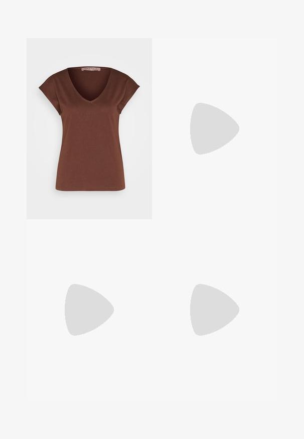 Brun V-hals T-shirt med korte, rullede ærmer. Lavet af blødt stof, med et enkelt design og en lige skæring i kanten.; Sort knælang nederdel med en lige silhuet, der har en frontslids, glat tekstur og skræddersyet talje.; Sort læder åben tå mule med blok hæl, placeret på asfalt nær flisebelagt overflade.; Sort håndtaske med en rund form, lavet af glat materiale. Har et flet håndtag og en lynlåslukning for sikker opbevaring.