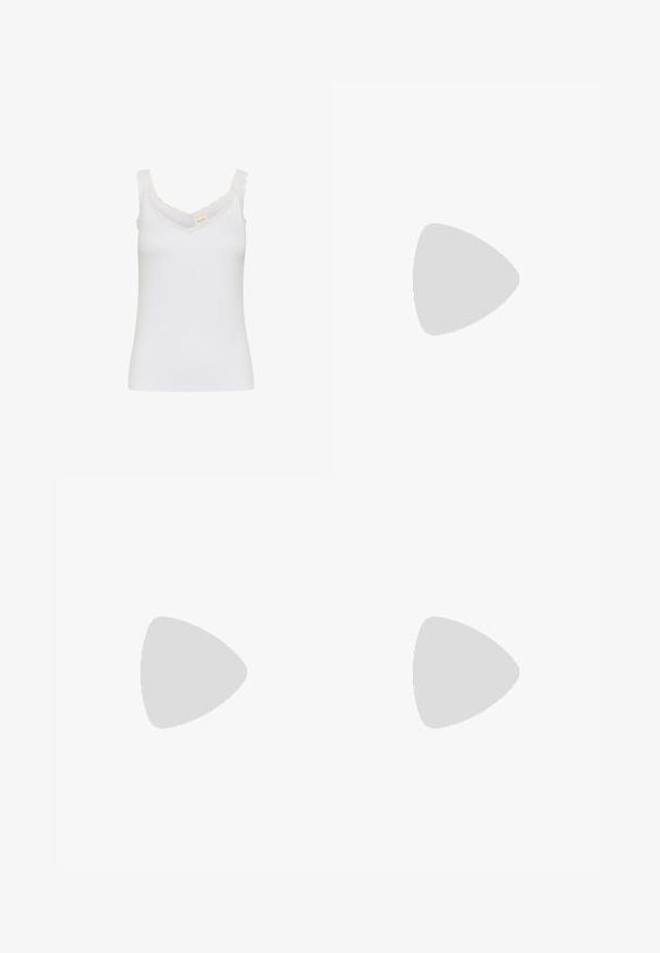 Biely top bez rukávov vyrobený z mäkkého bavlneného materiálu, s volánkovou krajkovou lemovkou pozdĺž výstrihu a ramienok, s priliehavým strihom.; Čierna plisovaná sukňa s širokým opaskom, ktorý má zlaté kovové doplnky a detaily s dierovaním, vyrobená z hladkej látky, navrhnutá pre dokonalé strih.; Čierne kožené kovbojské čižmy do polovice lýtka so špicatými špičkami a blokovým podpätkom, nosené na bosých nohách na neutrálnej pozadí.; Valentino Bags FOXY  - Kabelka - ecru
