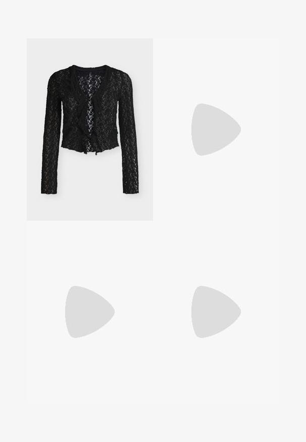 Cardigan en dentelle noire à manches longues avec motif floral et bords volantés, devant ouvert et longueur légèrement raccourcie.; Jupe midi noire présentant un motif géométrique avec des empiècements en dentelle texturée, un tissu structuré et une silhouette élégante.; Bottes noires montantes au-dessus du genou en cuir lisse. Elles présentent deux boucles métalliques, une semelle en caoutchouc épaisse et un design élégant.; Bustier court en cuir marron avec laçage devant, œillets argentés, boutons-pression et bretelles réglables avec boucles métalliques.