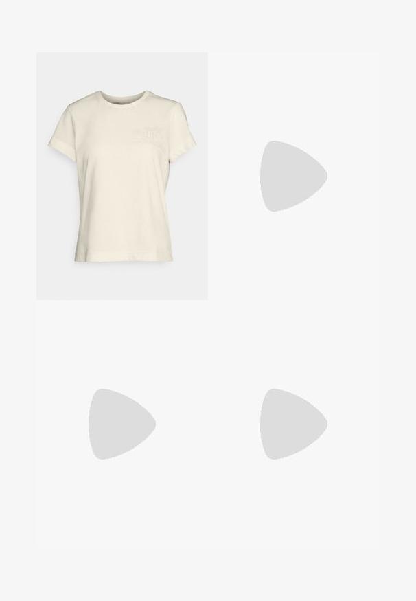 Camiseta de algodón color crema con cuello redondo, mangas cortas y un logo en relieve en el pecho izquierdo. Textura suave, corte clásico.; Pantalones negros ajustados con pierna recta, hechos de una tela suave. Presentan una cinturilla sin cierres visibles ni bolsillos.; ALOHAS HARPER - Sandalias - black; Gafas de sol negras en forma de ojo de gato con un acabado mate, que presentan lentes ahumados grises, ángulos pronunciados y brazos laterales elegantes. Nombre de la marca visible en el interior del brazo.