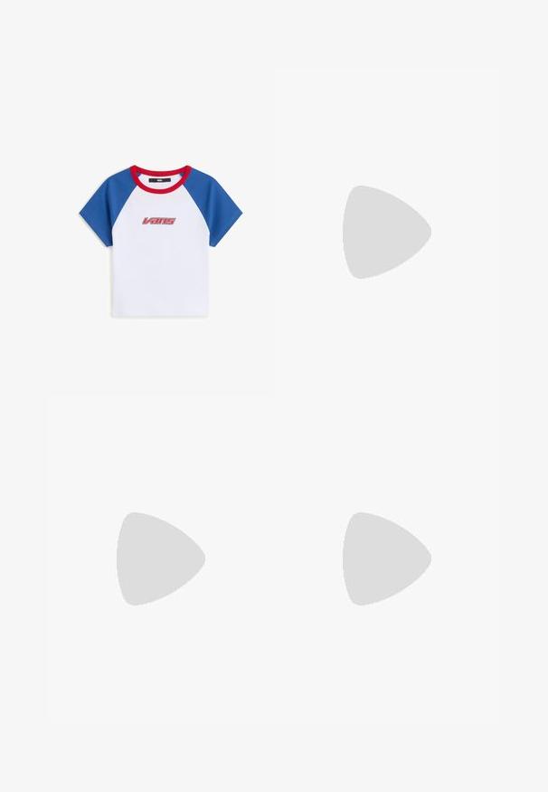 Hvid T-shirt med blå raglanærmer og en rød krave. Har et rødt og sort "Vans"-logo på fronten. Fremstillet af bomuld, korte ærmer.; Sorte, falmede denimshorts med store, forreste lappelommer, bæltestropper og lukning med metalknap ved livet.; Sort lædersneaker med struktureret overflade, rund tå og tyk plateau sål. Har gule kontrastsyninger og et mærke-logo på siden.; Sølvøreringe i hjerteform med rhinsten langs kanten. Poleret finish med indgraveret tekst "GUESS" på overfladen.