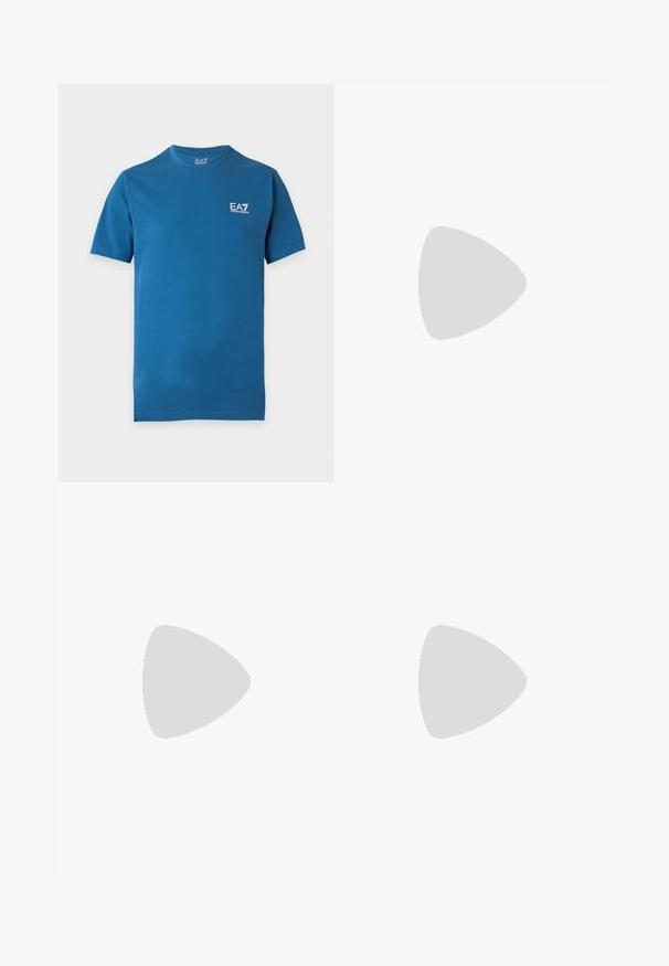 Blå t-shirt med korte ærmer og rund hals med lille hvid EA7 Emporio Armani-logo på øverste venstre bryst.; Marineblå shorts med elastisk talje lavet af blødt stof, med sidelommer og et lille hvidt EA7-logo på nederste venstre ben.; Hvid lavtop-sneaker med gråt hælflig, hvide snørebånd og tekstureret sål, vist på en ensfarvet lys baggrund.; Sort rektangulær crossbody-taske med front lynlåslomme, justerbar rem og sølv rektangulært logo mærke på ensfarvet baggrund.
