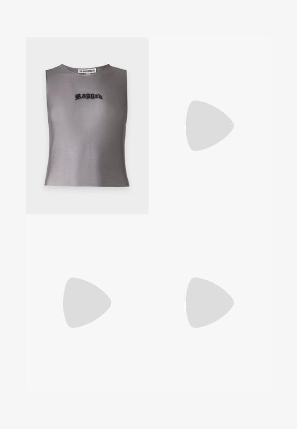 Graues ärmelloses Crop-Top aus einem durchsichtigen Stoff mit schwarz gesticktem Text "Ragged" in der Mitte. Einfaches, modernes Design.; Schwarze Pailletten-Shorts mit körperbetontem Design. Enthält schimmernde Pailletten, glatte Textur und einen Bund für einen sicheren Sitz.; Metallische Sandalette mit hohem Absatz, Plateausohle und mehreren Riemen, verziert mit sternförmigen Verzierungen und einer Schnalle am Knöchel.; Schwarze Sonnenbrille mit wrap-around Design, dunkel getönten Gläsern, glänzenden, sternförmigen Akzenten und verstellbaren Nasenpads.