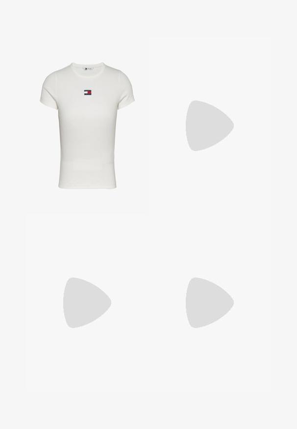 Hvid kortærmet ribstrikket T-shirt med rund hals og lille Tommy Jeans-logo nederst midt på brystet.; Hvide bomulds bredbenede bukser med et klassisk femlomme-design og metalknaplukning, der har subtile syningsdetaljer.; Sort hællet tå-sandale med sølvspænde, placeret på trægulv udendørs med sløret grøn baggrund og mur.; Sorte læderhandtaske med en buet form, kort hank og lynlåslukning. Har et multicolor logo patch på forsiden.