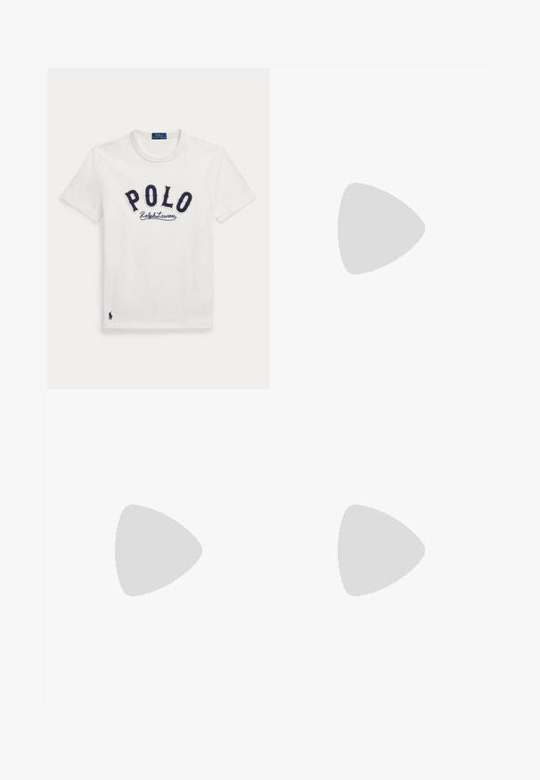 Weißes kurzärmeliges T-Shirt mit marineblauem "POLO Ralph Lauren"-Text auf der Brust und einem kleinen navyfarbenen Polo-Spieler-Logo nahe dem Saum.; Schwarze Chinos mit geradem Bein, aus einem Baumwollmischgewebe, mit Reißverschluss, Gürtelschlaufen und Seitentaschen. Glatte Textur.; Schwarzer Sneaker mit niedrigem Schaft, weißen Schnürsenkeln, brauner Gummisohle und goldenem Polo-Logo an der Seite und an der Fersenlasche.; Transparente graue Sonnenbrille mit dunklen Gläsern, rundem Rahmen und grünen Akzenten an den Bügeln. Sie verfügt über eine polierte Oberfläche für eine glatte Textur.