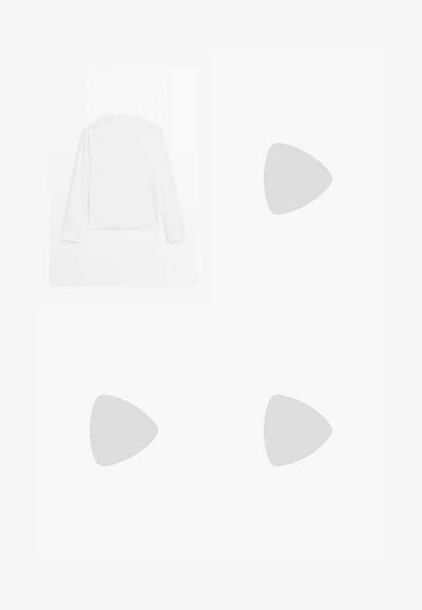 Chemise blanche à manches longues, affichée à plat, côté dos visible, col rond simple, design minimaliste, sans motifs ni logos.; Pantalon noir à jambes larges avec une taille élastique. Fabriqué en tissu léger, présentant une texture lisse sans motifs ni accents visibles.; Sandale à plateforme beige avec semelle noire, deux sangles réglables à boucle et œillets métalliques sur une surface pavée près d'un mur carrelé.; Sac à main rouge en matériau brillant avec une forme structurée. Comprend une poignée incurvée, une bandoulière ajustable et des motifs embossés verticaux.