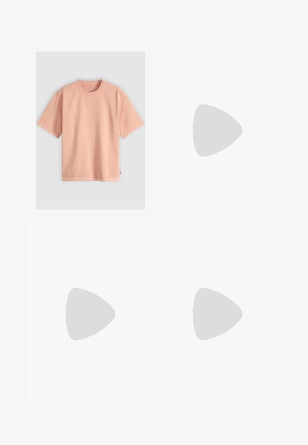 Enkelt lyserød T-shirt med korte ærmer og rund hals, lagt fladt på en lysegrå baggrund.; Beige skræddersyede bukser med en glat tekstur, slim fit og frontknaplukning. Ingen synlige mønstre eller udsmykninger.; Grønne ruskindssko med vævet detaljer på overdelen, snørelukning og kvastdetaljer. Kræmfarget gummisål.; Guldtonet kædahalskæde med en rektangulær hundetagsvedhæng med en struktureret overflade og logodetalje, sat mod en hvid baggrund.