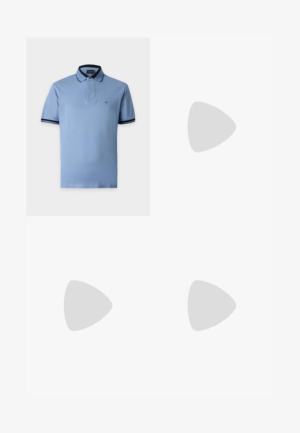 Polo bleu clair à manches courtes avec col et bordure de manches bleu foncé, comportant un petit logo brodé sur la poitrine.; Shorts bleu clair longueur genou avec taille élastique et cordon, avec un texte embossé discret près de l’ourlet inférieur sur la jambe gauche.; Baskets basses blanches avec un onglet de talon gris, des lacets blancs et une semelle texturée, présentées sur un fond uni clair.; Sac bandoulière rectangulaire gris foncé avec sangle réglable, poche avant zippée et emblème de logo argenté.