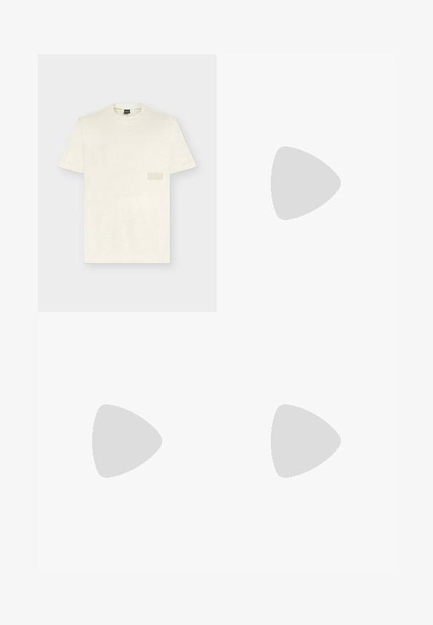 Off-white T-shirt met korte mouwen en een ronde hals, met een subtiel rechthoekig patch op de borst en een merklabel in de nek.; Marineblauwe corduroy broeken met een platte voorkant, twee zijzakken en een enkele knoopsluiting. Zacht van textuur, licht toelopende pijpen.; Zwarte leren loafer zweeft boven een beige tapijt met op de achtergrond een glanzende, ronde, bruine tafel.; Zwarte leren tas met een soepele textuur, dubbele handvatten aan de bovenkant en een afneembare schouderband. Beschikt over een ritsvak aan de voorkant en logo-detail.
