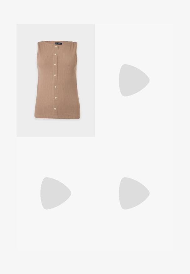 Débardeur sans manches, côtelé, brun clair, avec encolure ronde et fermeture sur le devant par sept petits boutons blancs, présenté sur un fond uni.; Shorts à rayures verticales beige et noires longueur genou, avec passants de ceinture et poches avant, posés à plat sur fond blanc.; Jambes portant des leggings côtelés foncés associés à des ballerines noires avec de petits détails en nœud sur fond blanc.; Petit sac à main noir brillant avec deux longues anses et des détails à cordon sur les côtés sur un fond clair uni.