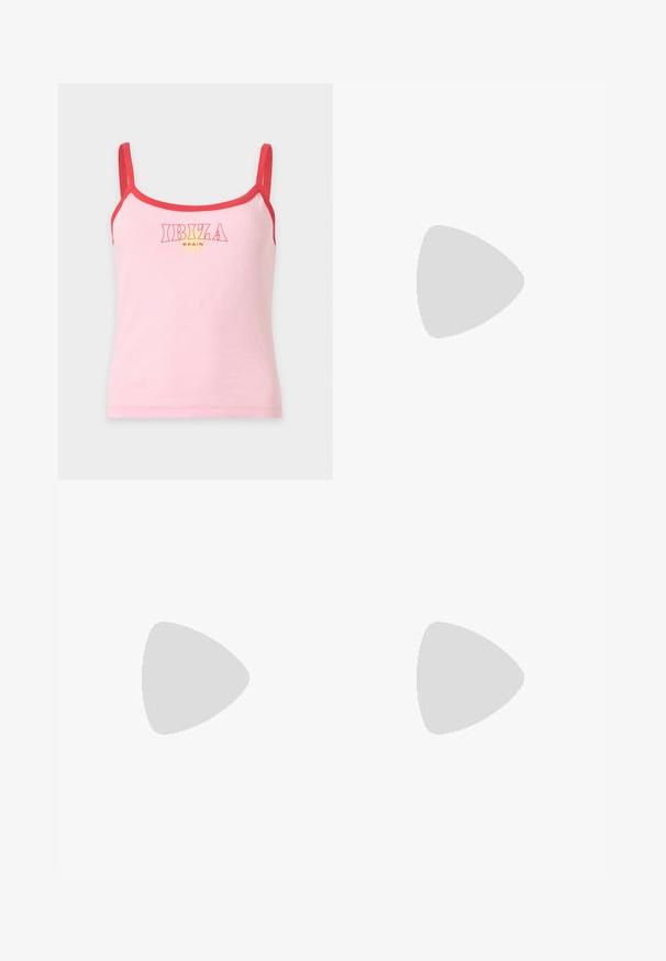 Pinkes ärmelloses Tanktop mit rotem Saum und Trägern, mit dem Text "IBIZA SPAIN" und einer kleinen Sonnen-Grafik auf der Brust.; Weiße Leinenhose mit geradem Bein, Knopfverschluss und ohne sichtbare Muster. Glatte Textur und minimales Design.; Schwarzer flacher Lederschuh steht aufrecht auf einer Asphaltfläche nahe dem Rand eines gefliesten Bürgersteigs.; Weiche Stoff-Schultertasche mit rot-weiß kariertem Muster, geknotetem Griff und dreieckiger Form vor einfarbigem Hintergrund.