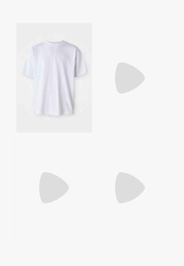Hvid bomulds T-shirt med rund hals og korte ærmer. Har et diskret logo broderet i matchende farve på venstre bryst.; Lysblå denim overalls med justerbare stropper, frontlomme og sidelommer. Løs pasform med lige ben, lavet af bomuldsstof.; Nike Sportswear P 6000 - Sneakers - phantom/obsidian/summit white/white/black/metallic silver; Diesel NECKLACE  - Halskæder - silver coloured