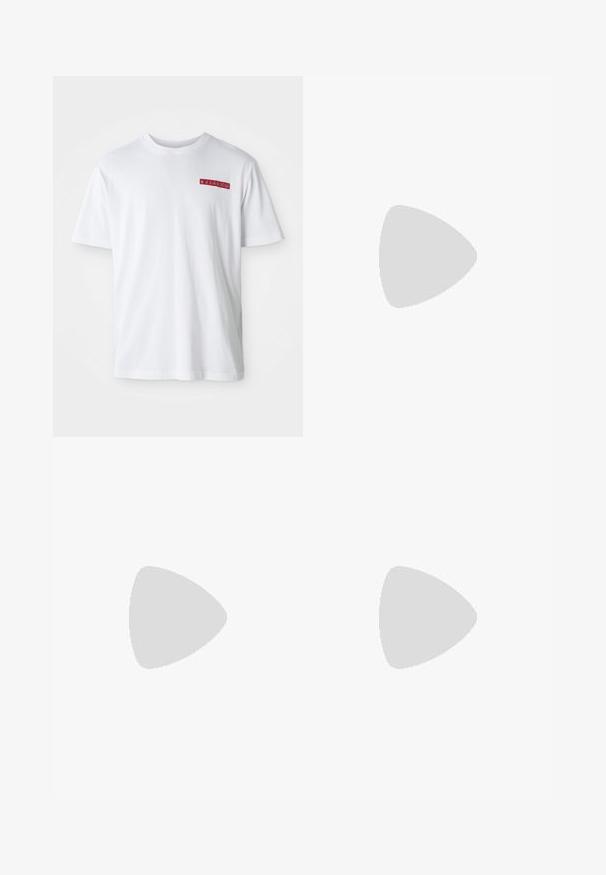 Camiseta de algodón blanca con cuello redondo, mangas cortas y un pequeño detalle gráfico rojo en el área del pecho izquierdo.; Pantalones de corte relajado en verde oliva con cinturilla elástica y cordón. Confeccionados en una tela suave con una textura lisa y perneras rectas.; Zapatilla negra Adidas con franjas blancas, cordones azules y suela de goma flotando sobre un escalón de hormigón gris con luz suave.; Collar con cuentas alternas negras y multicolores, con pequeños anillos de plata y un colgante rectangular de cuentas transparentes.