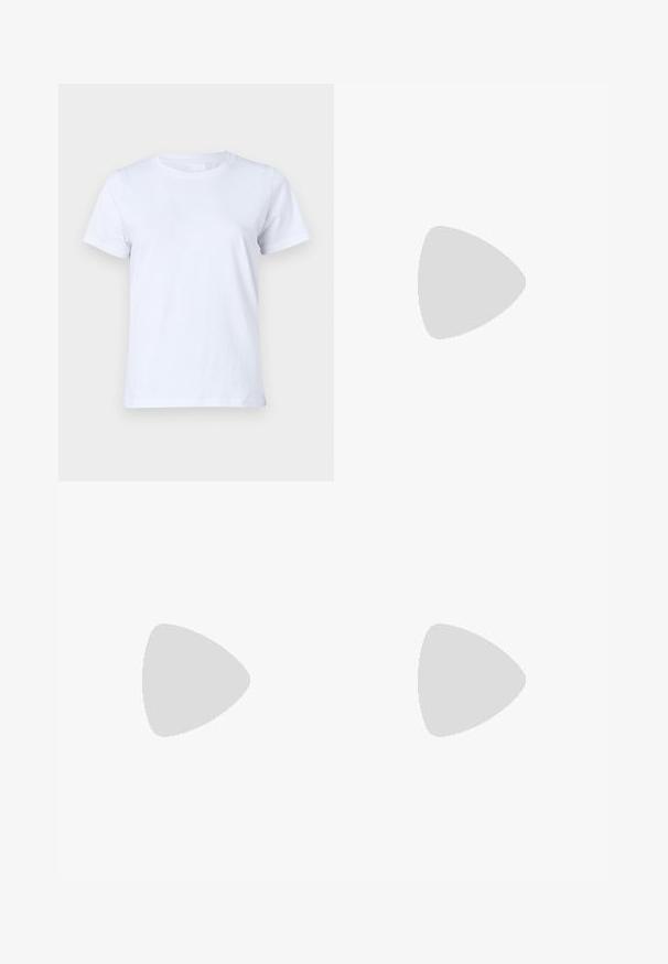 T-shirt en coton blanc, à manches courtes, design classique à col rond, texture unie sans motifs ni accents, coupe standard, simple et polyvalente.; Une longue jupe en denim bleu clair avec une coupe droite. Comprend cinq poches, des passants de ceinture et un multiplicateur de boutons à l'avant. Texture décolorée sur toute la surface.; Chaussure plate en cuir noir avec bout pointu et logo CK doré sur la bride, posée sur un tapis beige près d'une table ronde couleur ambre brun.; Sac à dos en denim bleu clair de forme arrondie, avec une bandoulière ajustable et un subtil détail de couture le long du bas. Texture douce.