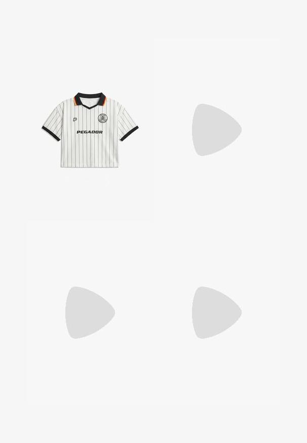 Maillot de football blanc à manches courtes avec fines rayures verticales noires, col noir avec bordure rouge et jaune, et logo "PEGADOR" sur la poitrine.; Shorts en denim noir à taille haute, avec un design à cinq poches et un système de fermeture à bouton en métal. Le tissu a une texture lisse avec un léger dégradé.; Chaussure plate en cuir blanc avec deux brides élastiques, détails perforés et semelle en caoutchouc marron, vue de profil sur fond blanc.; Sac à main en cuir noir avec deux poignées supérieures, boucles décoratives et une bandoulière amovible sur fond blanc.