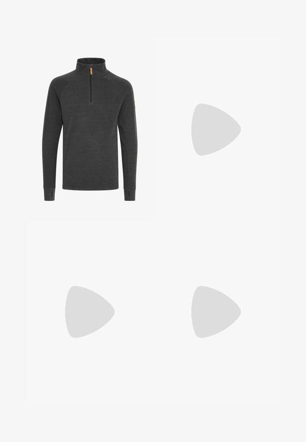 Donkergrijze pullover met een hoge kraag, voorzien van een halve rits en taps toelopende mouwen met duimgaten, gemaakt van gestructureerde stof.; Rode waterdichte skikostuum met een capuchon, voorzien van zwarte ritsen en accenten, meerdere zakken en een textuurstof voor isolatie.; Zwarte winterlaarzen met een waterdicht ontwerp, oranje accenten, veters en een gestructureerde zool voor grip. Het label geeft aan dat ze voor wintergebruik zijn.; Zwarte handschoenen met een stijlvolle uitstraling, voorzien van een ritszak, een tekstuurtip voor de duim voor touchscreengebruik, en een zachte stoffen afwerking.