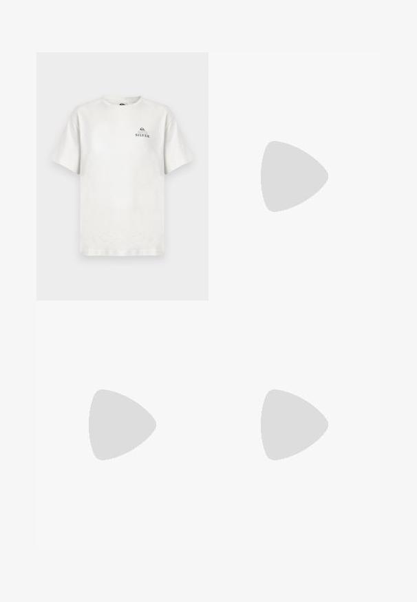 Camiseta de algodón blanca con cuello redondo y mangas cortas. Incluye un pequeño logo azul con el texto "QUIKSILVER" en el pecho.; Bañador de pana en color verde azulado oscuro con cintura elástica y cordón. Presenta un logo en la parte inferior de la pierna derecha. Textura suave, diseño hasta la rodilla.; Pies con zapatillas beige con suelas marrones y pantalones negros de pierna ancha sobre un fondo blanco.; Bolsa tote de lona color crema con bolsillo delantero, dos asas, correa de hombro ajustable y pequeño texto amarillo "O.N.S" en la parte inferior derecha del bolsillo.