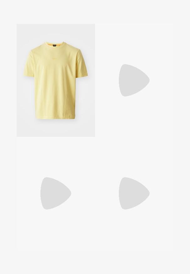 Lys gul bomulds T-shirt med rund hals og korte ærmer. Har et subtilt "BOSS"-logo i midten. Blød tekstur, afslappet pasform.; Sorte cargo shorts lavet af letvægtsstof, med elastisk talje, snor og sidelommer til ekstra opbevaring.; Sorte lædersneakers med en glat overflade, rund tå, flad gummisål og tonede snørebånd. Udstyret med guld "BOSS" branding på siden.; Sølv kæde med et skiftende led-design. Har flade, rektangulære led og en sikker lås, glat overflade gennem hele kæden.