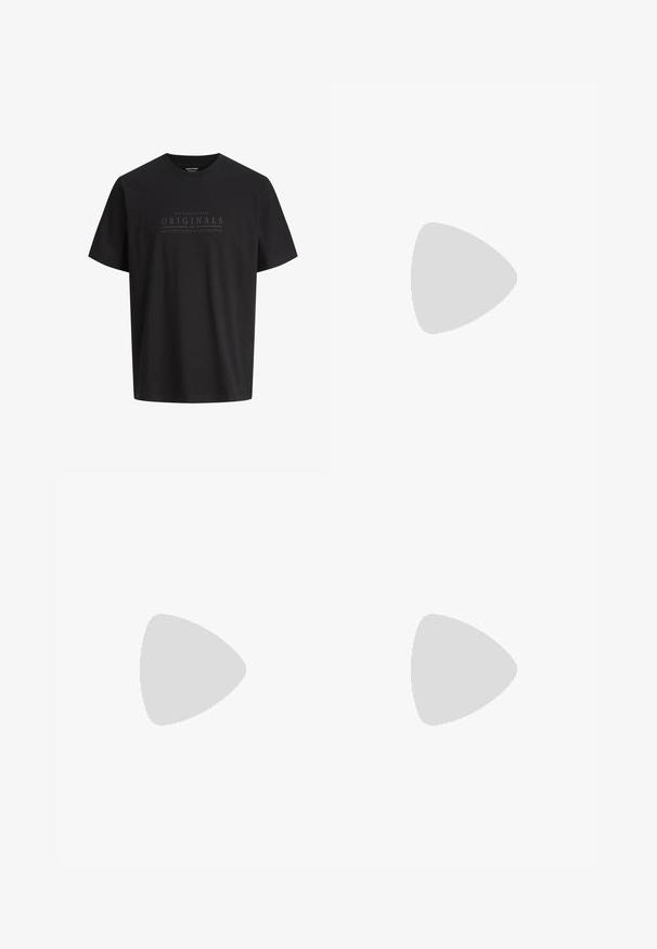 Sort T-shirt med korte ærmer og diskret tekst på brystet, hvor der står "Nineteen Ninety Originals, brought to you by Jack & Jones."; Marineblå bukser lavet af et glat stof, med knaplukning, for- og baglommer, samt et skræddersyet, lige ben-design.; Hvid lav sneakers med snørebånd foran, glat læderoverflade og tyk gummisål, vist fra ydersiden på en ensfarvet baggrund.; Sort læderbælte med spænde i mat sort metal, der har en glat tekstur og enkelt design. Justerbar længde med en tilspidset ende.