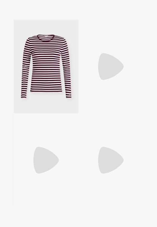 T-shirt à manches longues et col rond avec des larges rayures horizontales blanches et rouge foncé alternées, petit logo de la marque sur le poignet gauche.; Jean large taille haute bleu clair avec bouton et fermeture éclair à l'avant, deux poches avant et deux poches arrière, et ourlet brut.; Chaussure beige à talons hauts avec bride arrière, bout pointu, bordure noire et détail boucle. Matériau lisse à finition mate, talon moyen épais.; Sac à bandoulière en cuir brun foncé avec une poignée tressée et des coutures apparentes sur le devant.