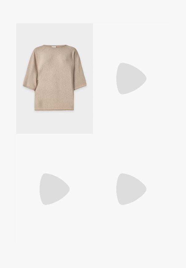Beige gebreide trui met korte mouwen, ronde hals en een losse pasvorm, weergegeven op een effen witte achtergrond.; Blauwe skinny jeans met voorzakken, lussen voor een riem, knoopsluiting en lichte vervaging op de dijen en knieën.; Zwarte leren schoenen met een ronde neus, voorzien van een zijbuckle en een dikke, robuuste zool. Glad textuur met minimale stiksels.; Zwarte gevoerde handtas met een ronde handgreep, met een gladde, glanzende oppervlakte en een zachte, gewatteerde textuur. Geen zichtbare metalen onderdelen of accenten.