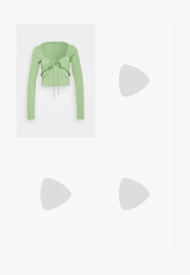 Envii ENMARS - Langarmshirt - salted lime; Dunkelblaue Jeans aus Denim mit lockerem Schnitt, fünf Taschen, Knopfverschluss und kontrastierenden gelben Nähten entlang der Nähte.; Schwarze Leder-Stiefeletten mit elastischen Seitenpaneelen, strukturierten Akzenten im Krokodilsmuster, kräftiger Plattformsohle und Ziehschlaufe.; Schultertasche im schwarz-weißen Schlangenprint mit runder Form, glatter Textur und gebogenem Tragegurt. Mit einem silbernen Hardware-Akzent.