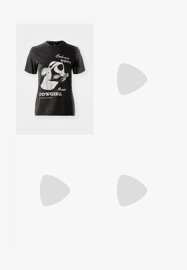 T-shirt en coton noir à manches courtes, avec un graphique d'un chapeau de cowboy et du texte en blanc. Encolure à bords bruts et texture usée.; Jean bleu en denim avec poches arrière présentant des surpiqûres jaunes et une écusson en cuir marron de la marque Lee sur la ceinture.; Mocassins en cuir noir avec accents texturés, talon bas, bout arrondi, et coutures visibles. Modèle portant un pantalon sombre et un haut gris.; Petit sac à main noir brillant avec deux longues anses et des détails à cordon sur les côtés sur un fond clair uni.