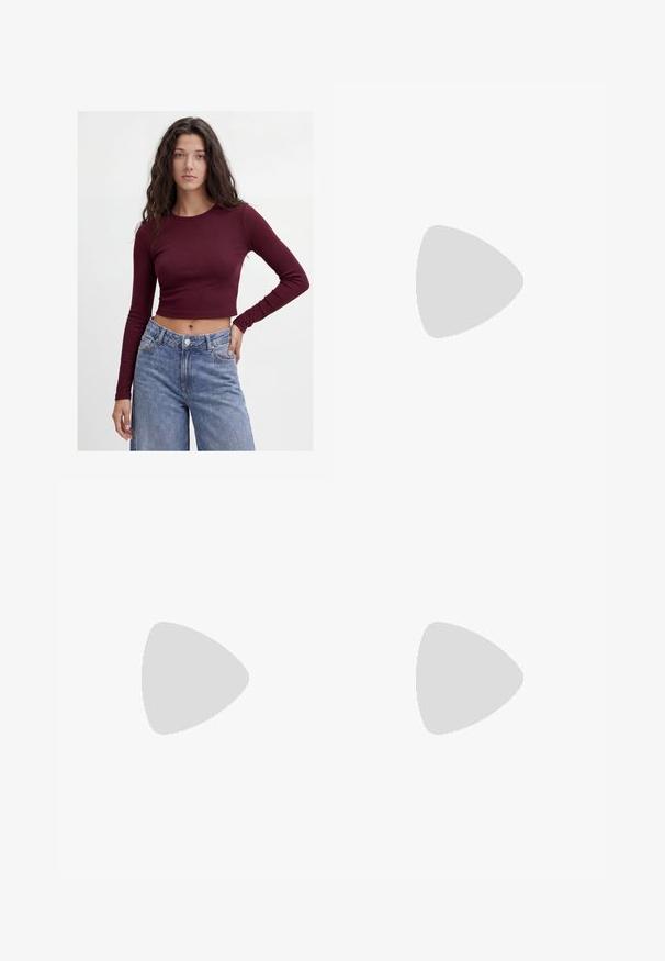 Jeune femme aux longs cheveux foncés porte un crop top bordeaux ajusté à manches longues et un jean bleu taille haute, debout devant un fond uni.; Mini-jupe droite violet foncé avec une texture lisse sur un fond gris clair.; Botte chelsea en cuir noir avec un bout pointu et un talon bloc, présentant un tige haute et brillante ainsi qu'une finition texturée sur la partie inférieure.; Sac bandoulière en cuir marron foncé avec une forme souple et décontractée et une anse nouée torsadée sur un fond blanc uni.